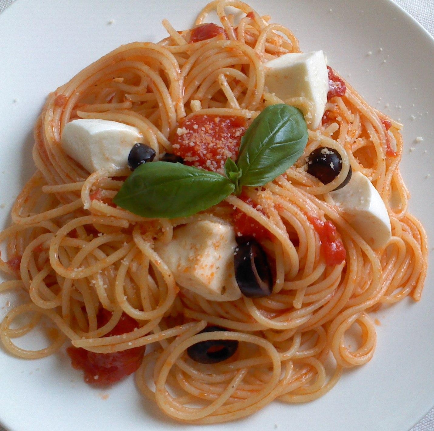 国産チーズのトマトパスタ