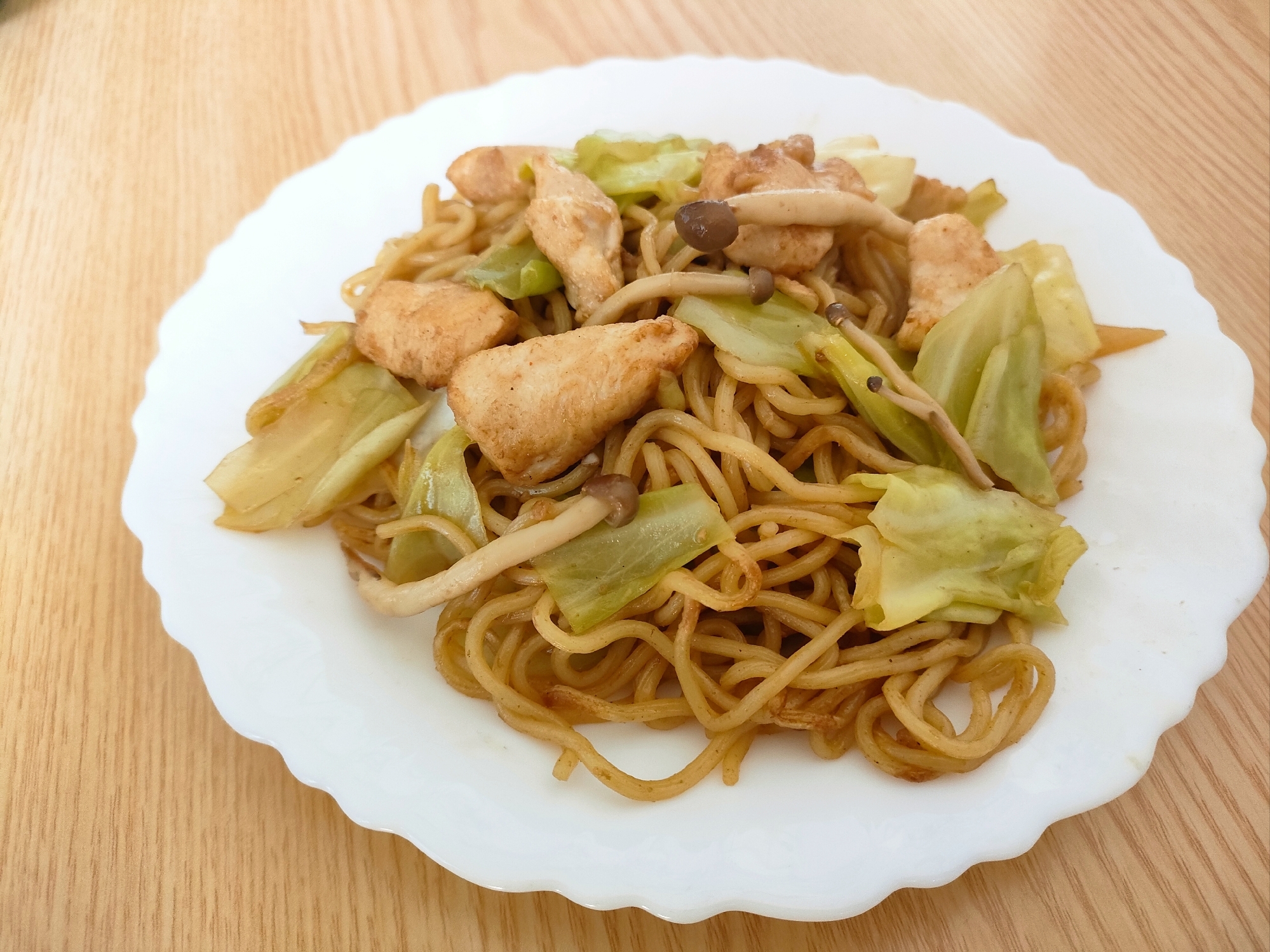 鶏肉とキャベツとしめじの焼きそば