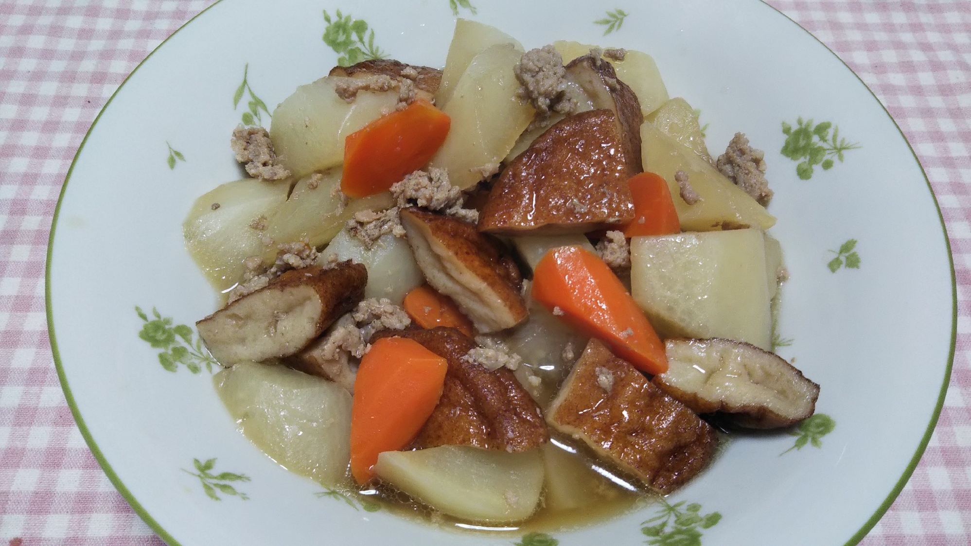 ひき肉と大根と人参と薩摩揚げの煮物☆