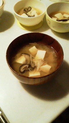 今日のお汁！　　　「椎茸と豆腐の味噌汁」　　♪♪