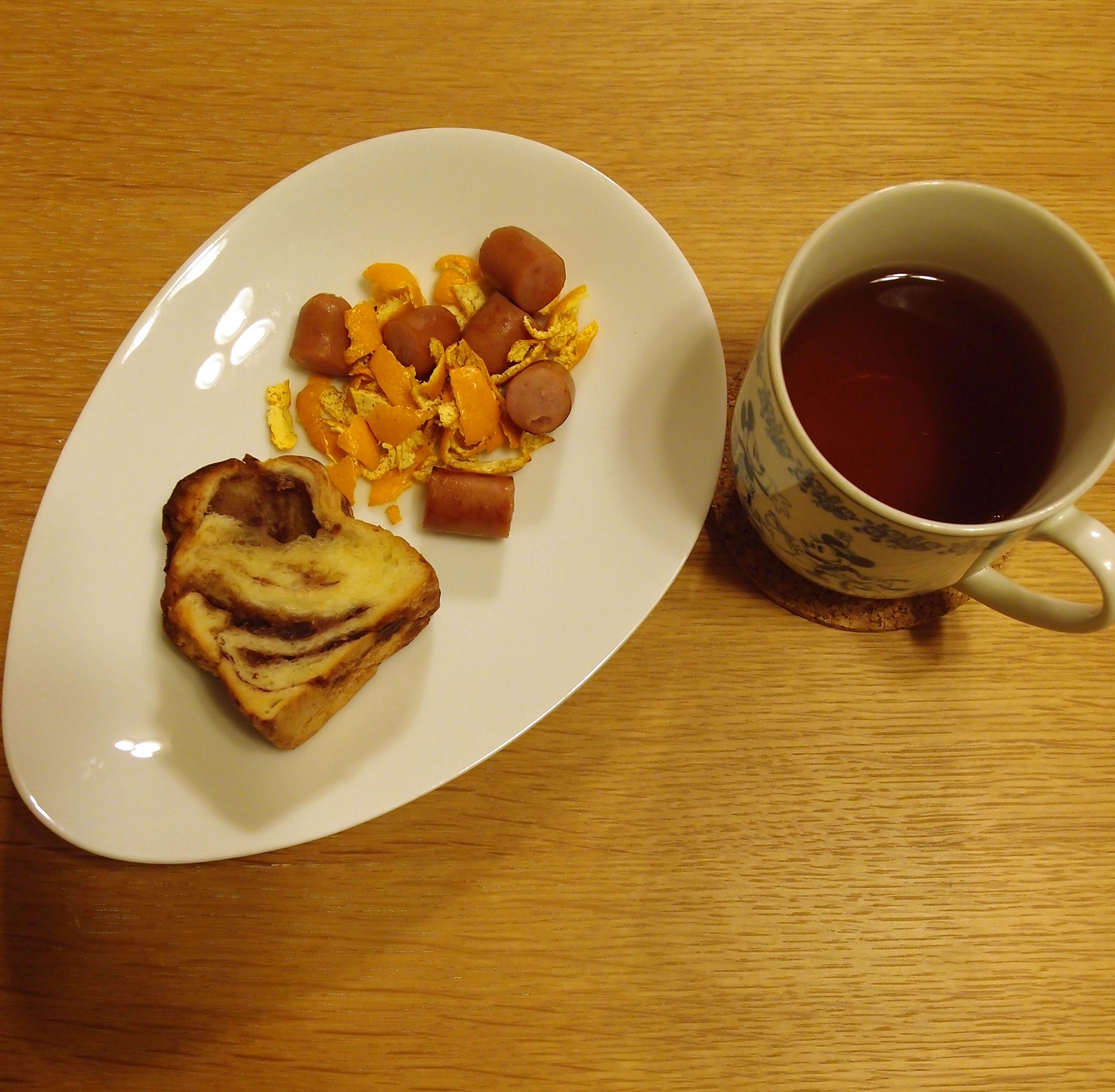 餡バターパンとウィンナー＆蜜柑の皮炒めと紅茶の朝食