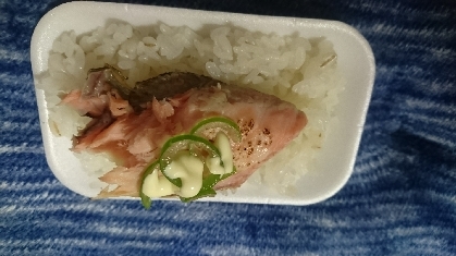 焼鮭とネギとごまとつゆマヨかけご飯