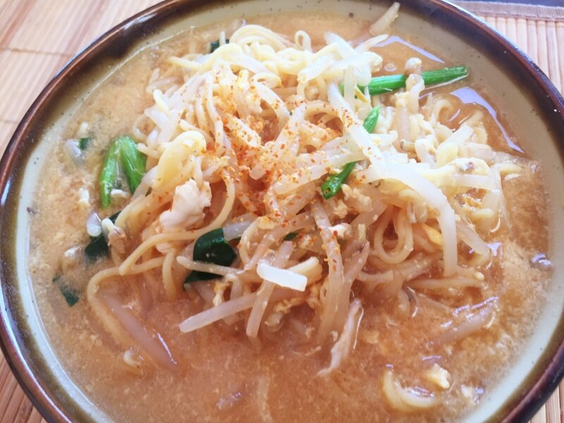 もやしとほうれん草入り！とき玉味噌煮込みラーメン レシピ・作り方 by