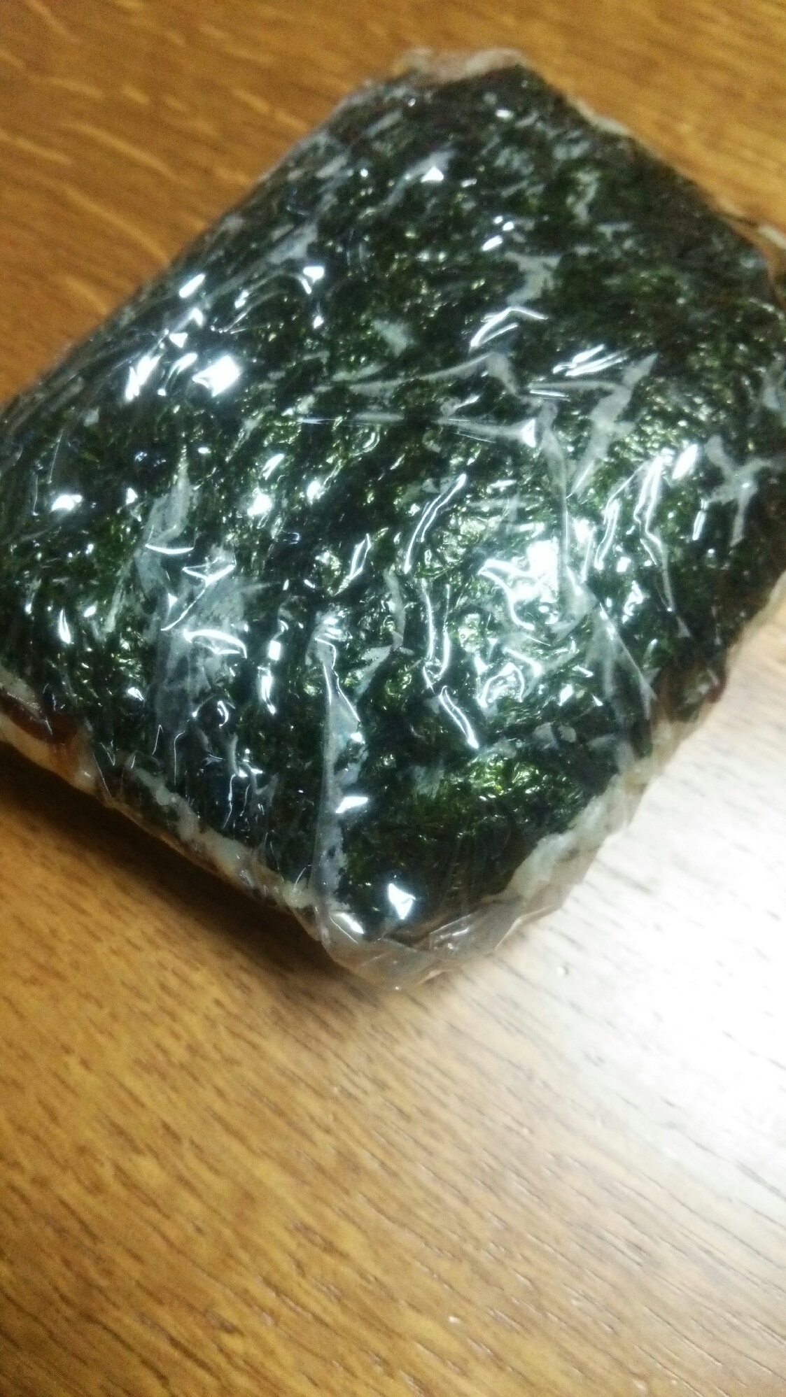 昆布の佃煮とシソとゴマの海苔巻きおにぎり