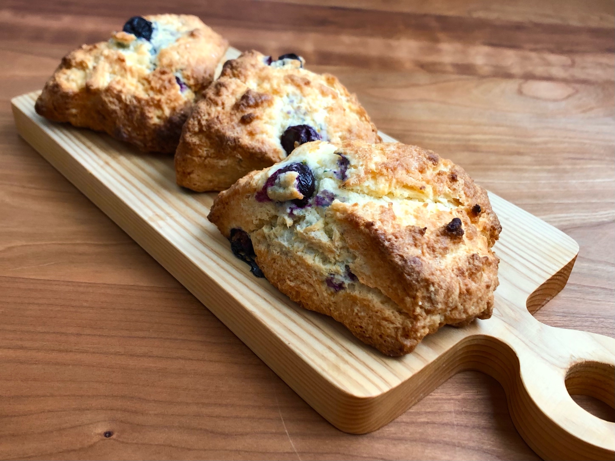 カッティングボードに置いたブルーベリースコーン