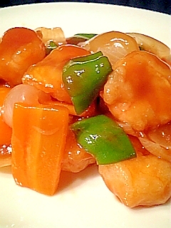 白いお皿に盛り付けられた無頭えびと野菜の甘酢あんかけ