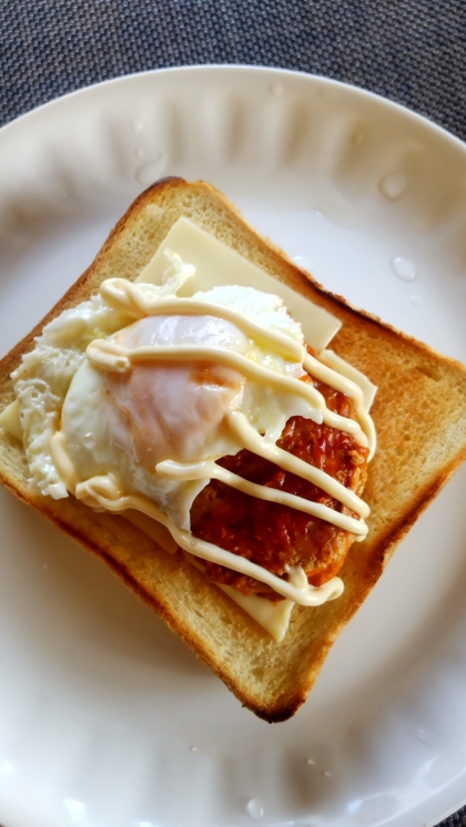 ハンバーグ目玉焼きトースト