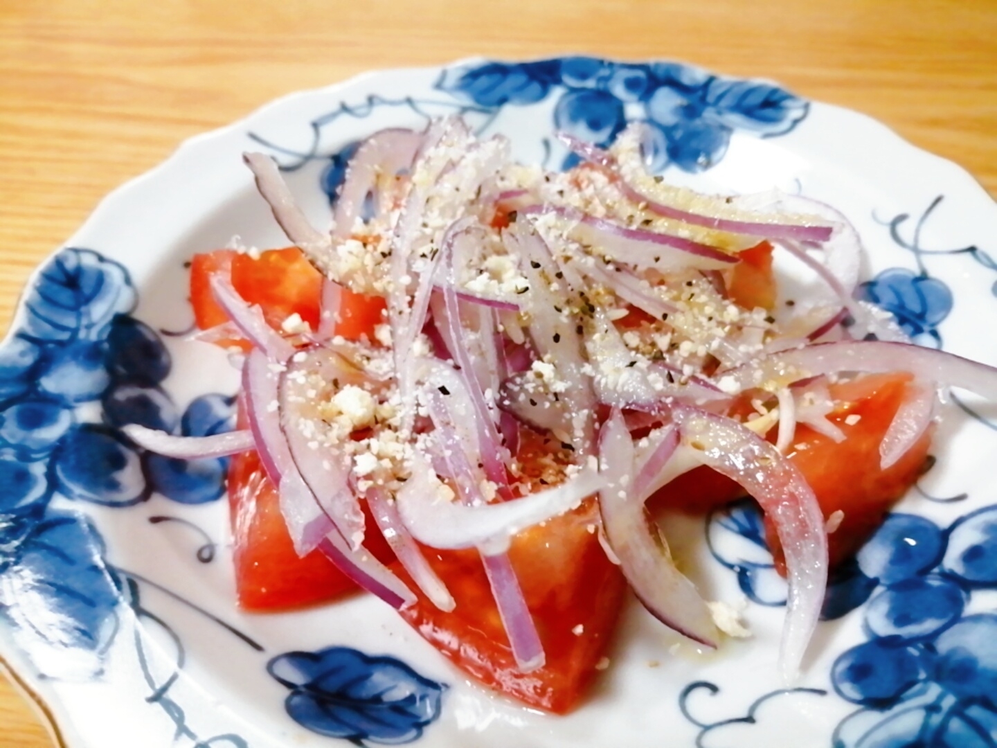 トマトと紫玉ねぎの粉チーズサラダ