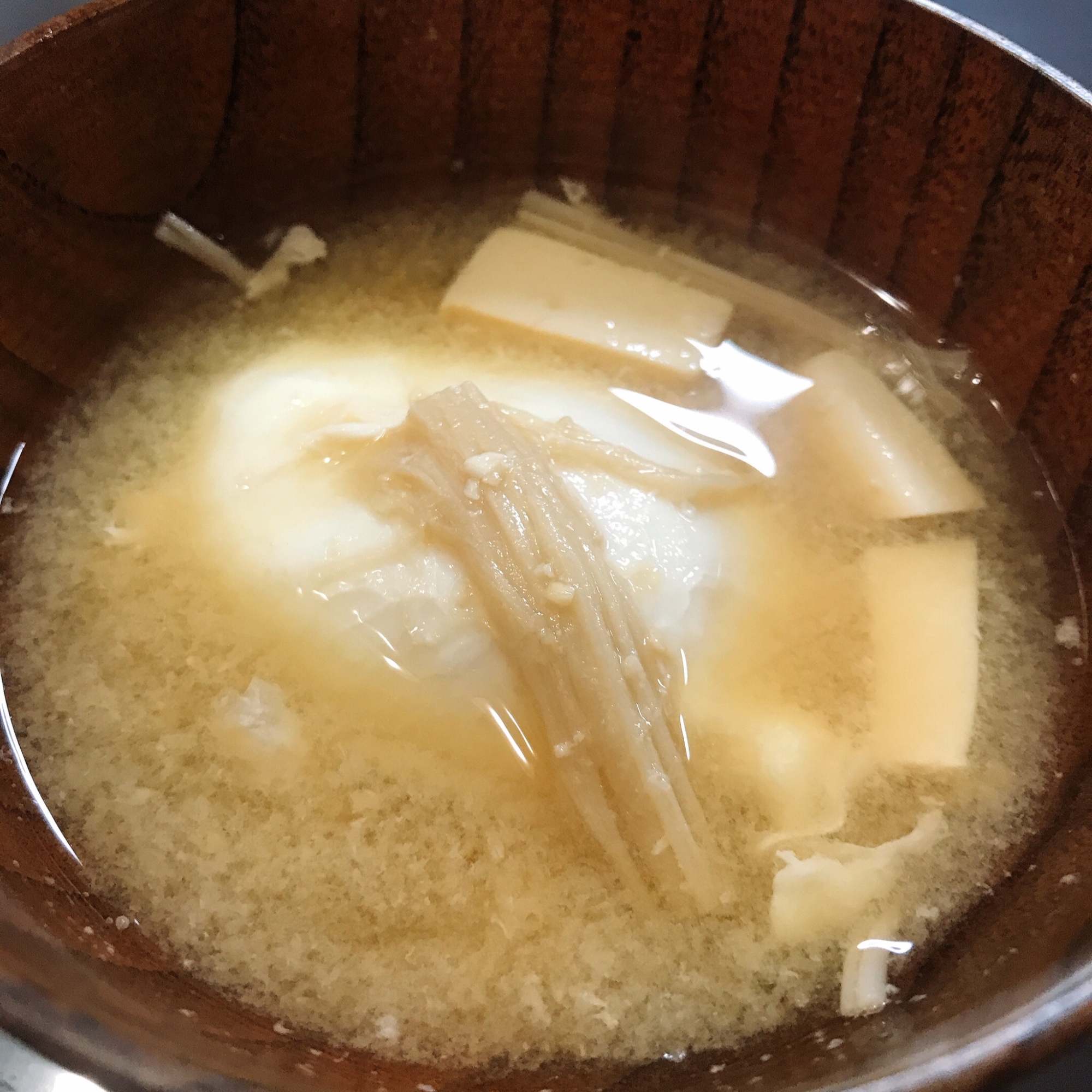 落とし卵とえのきと豆腐のお味噌汁