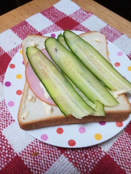 ハムとWチーズ　きゅうりのサンドイッチ