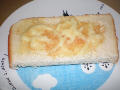 昼食に作りました。チーズがきなこを抑えてくれるので飛んでいかなくて食べやすいですね。