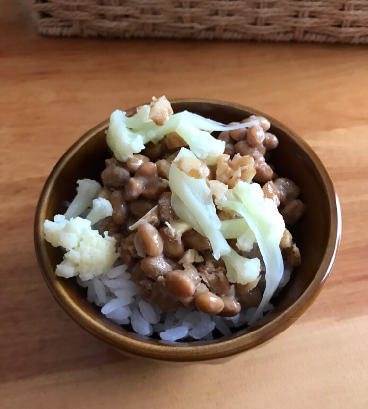 カリフラワーとクルミの納豆ごはん