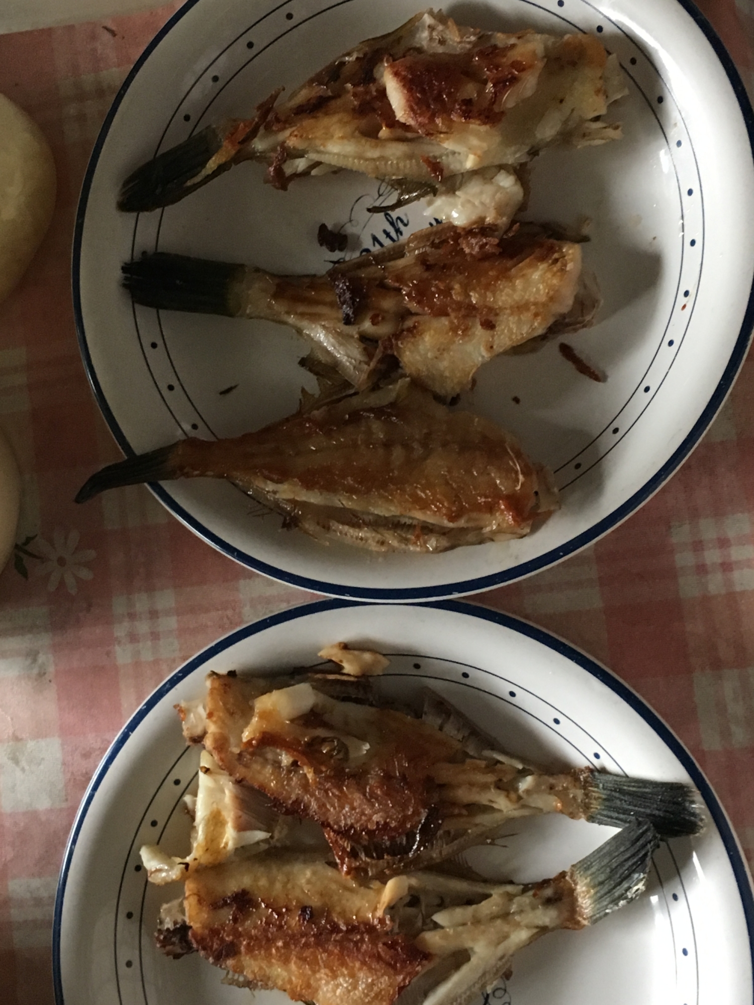 白い丸皿に盛り付けたカワハギのにんにくじょうゆ焼き