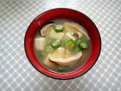 オクラと椎茸と豆腐の味噌汁
