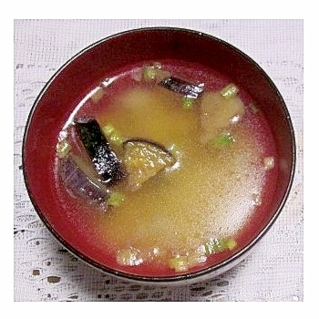 揚げ茄子とねぎの味噌汁