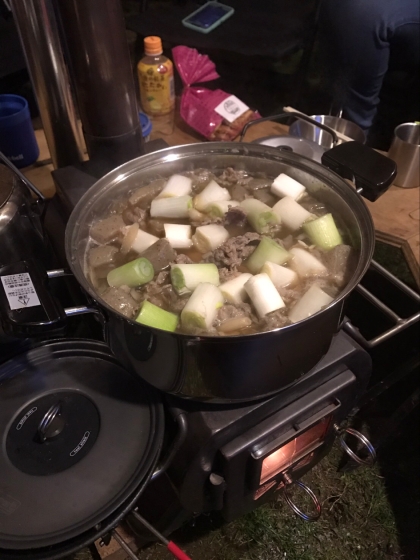 キャンプの夜に、薪ストーブで作りました。冷凍の処理済み食材を使いましたが、この味付け、最高ですね！ 芋煮は初めてでしたが、家でも作りたいと思います（＾∇＾）