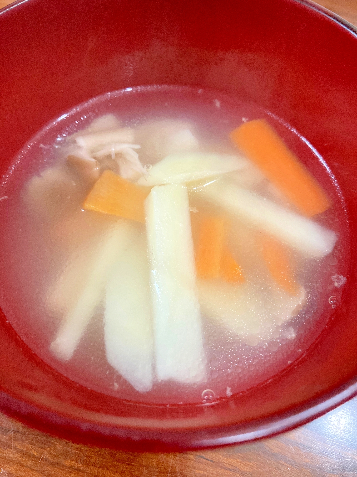 ごま油仕上げのじゃがいも、人参、しめじの中華スープ