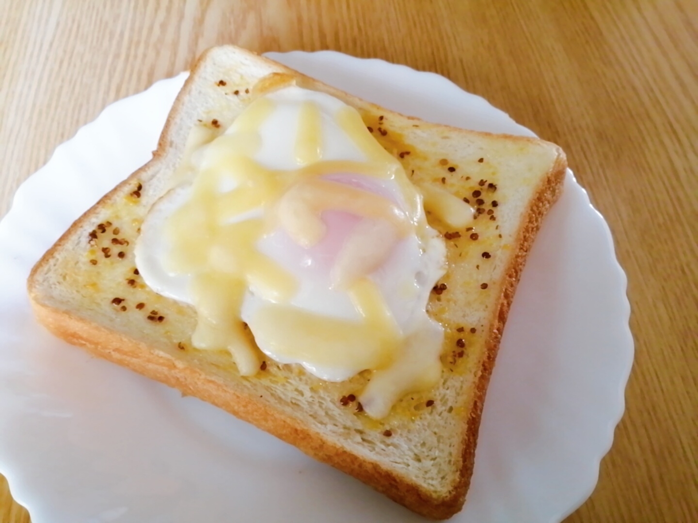 チーズ目玉焼きの粒マスタードトースト