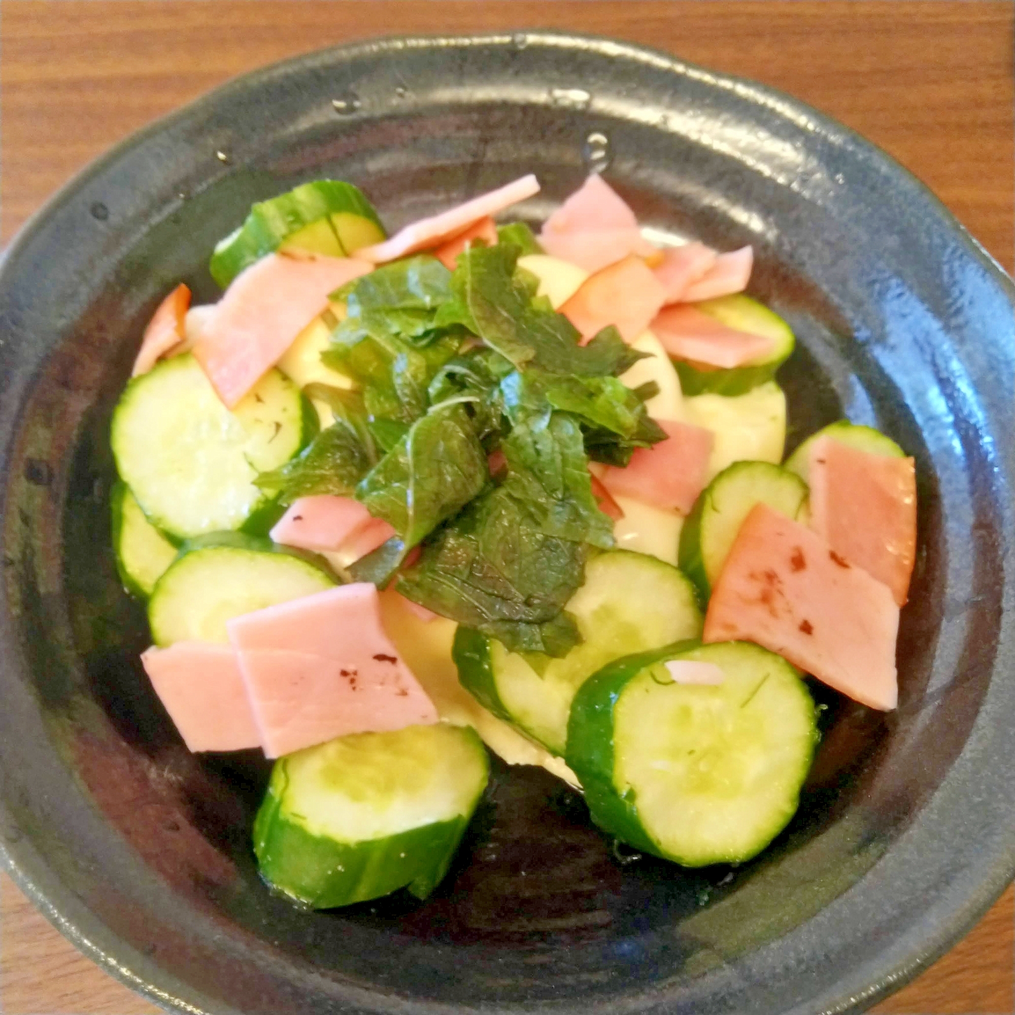 酢とラー油風味のきゅうりとハムとチーズのどんぶり