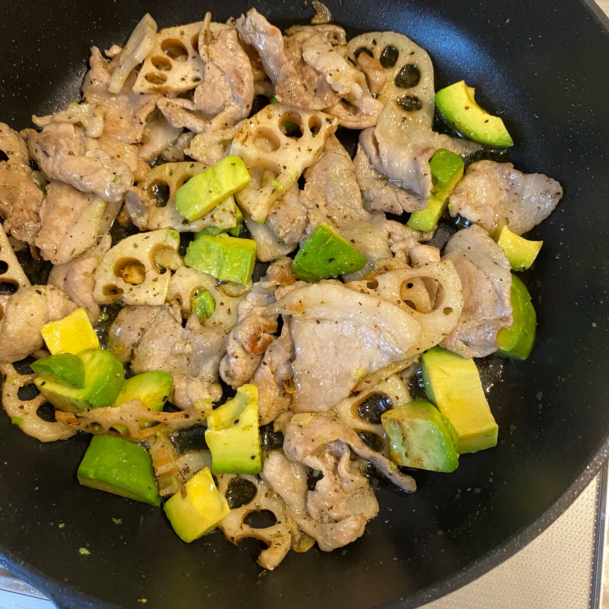 アボカドが決め手の【レンコンと豚こまの洋風炒め】