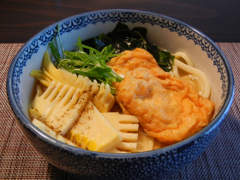 筍と油揚げとワカメのあごだしうどん