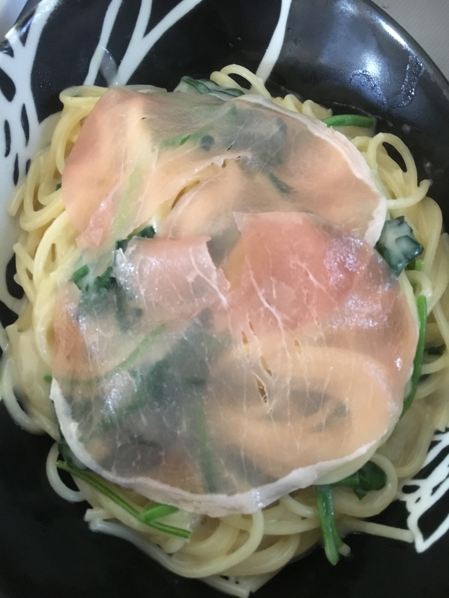 生ハムとほうれん草のクリームパスタ