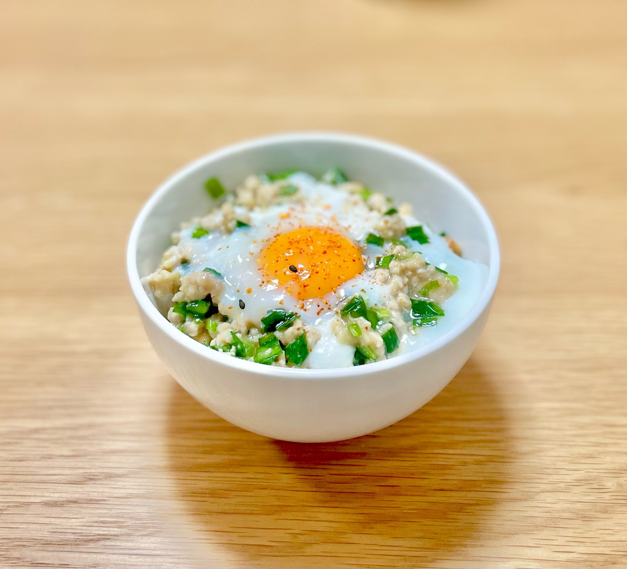 温玉にらそぼろ丼