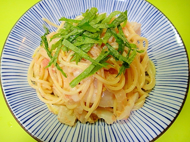 十草模様のプレートに盛り付けた、白菜と明太子のパスタ