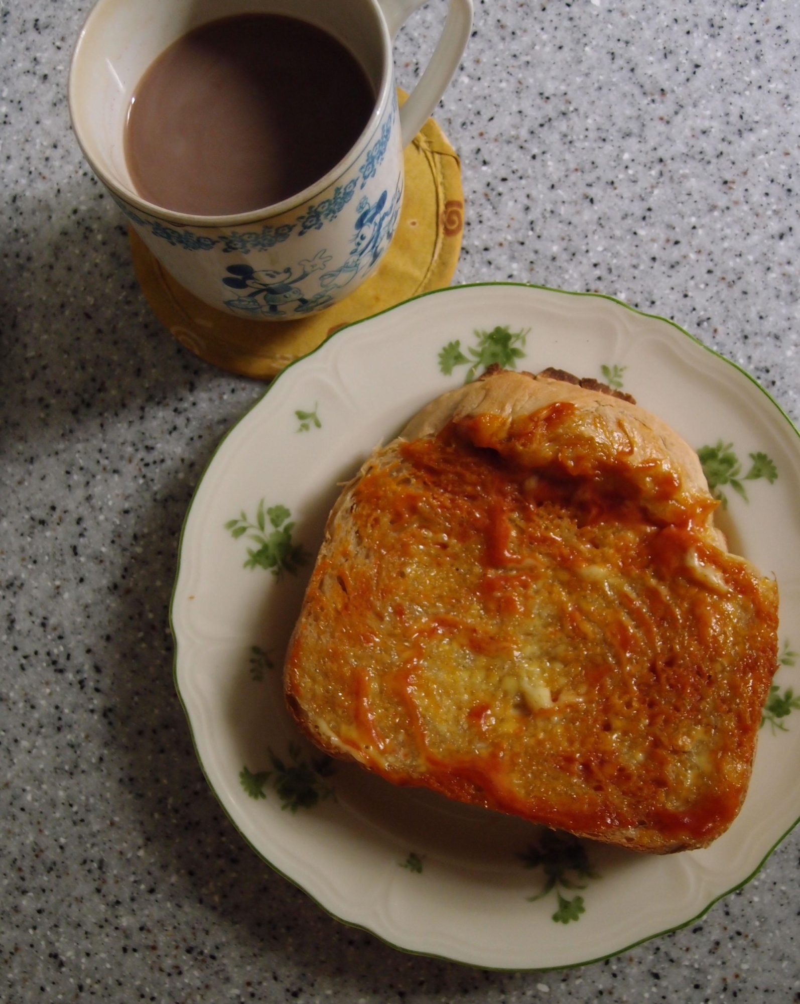 トーストとココアの朝食