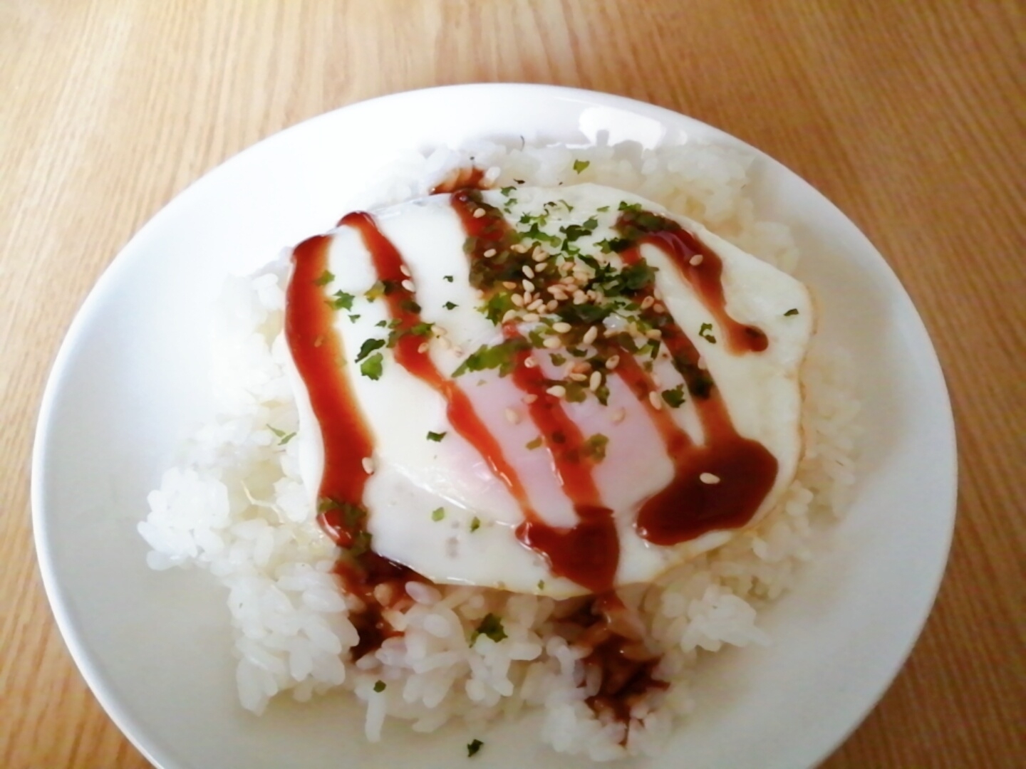 ソースとあおさとごまの目玉焼き丼