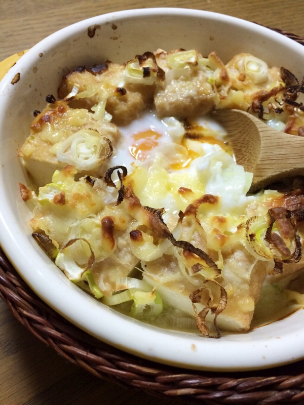 半熟卵がとろ〜り♪厚揚げ&長ネギの味噌チーズ焼き