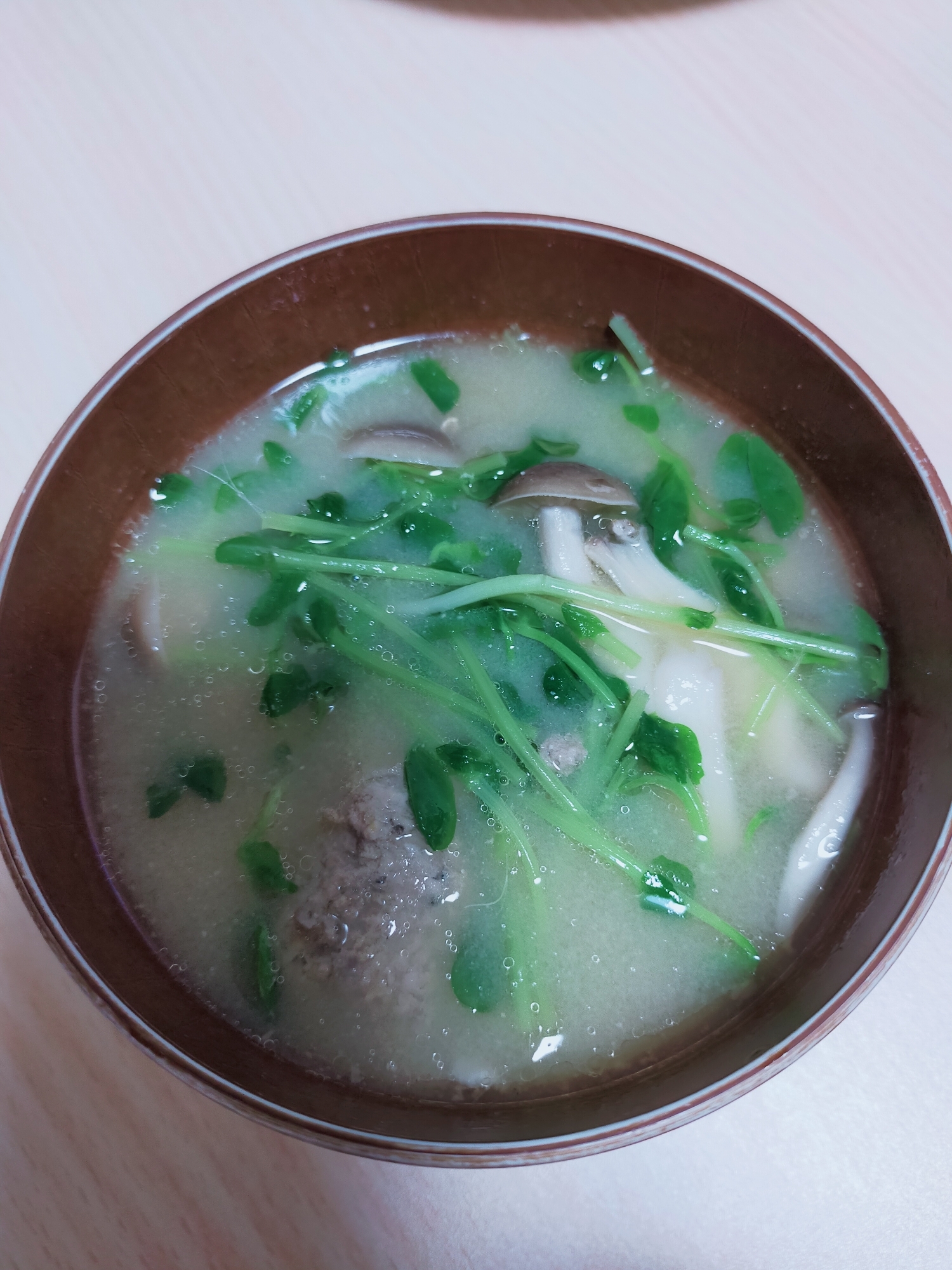 合わせ味噌で♪いわしすり身と豆苗としめじのお味噌汁