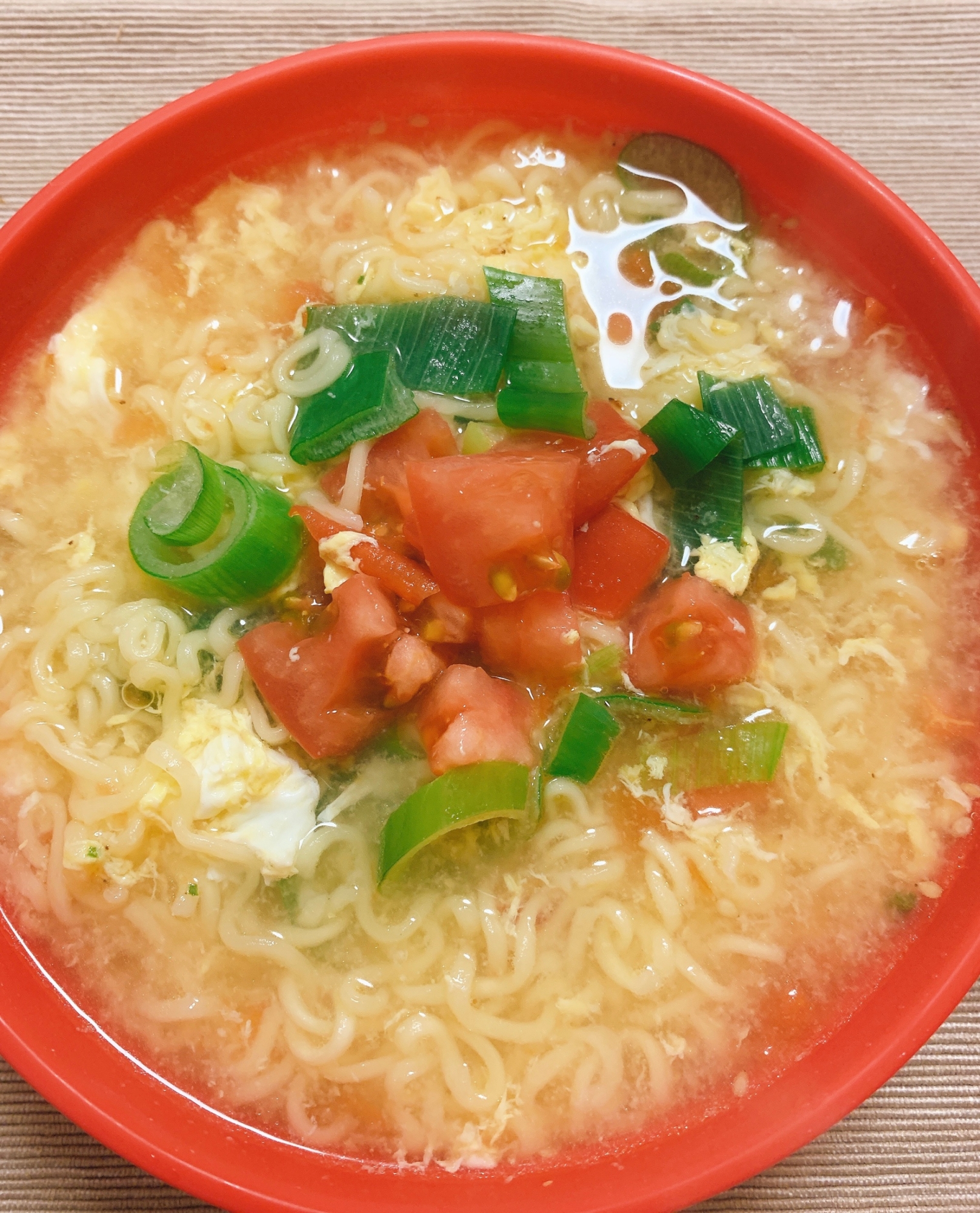 インスタントをアレンジ！中華風トマト卵ラーメン