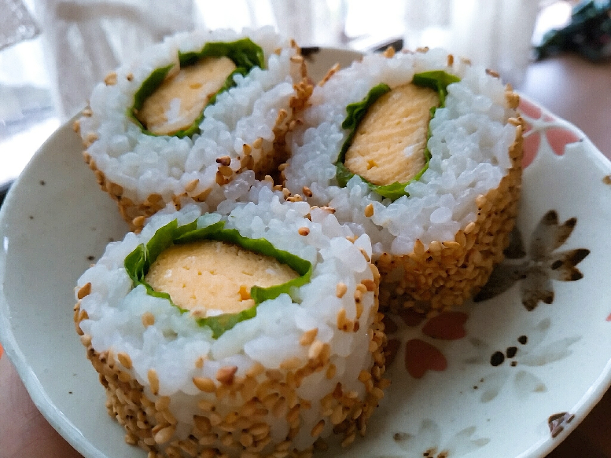 卵とサンチュのゴマ巻き寿司