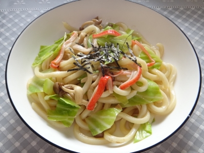 キャベツとカニカマの焼きうどん