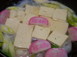あらっ！お花麩を入れ忘れましたyo湯豆腐に糸こんにゃくは初めて入れましたが、豆腐に隠れて密かに美味しい具！家族で豆腐3丁頂いたところです。ご馳走さまです♪