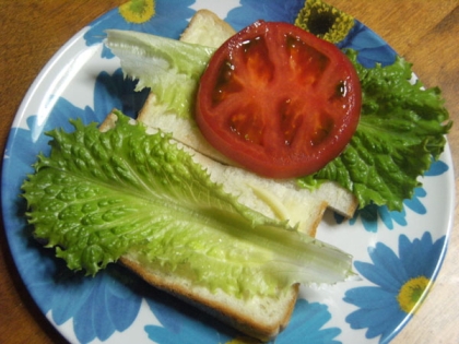 トマトとレタスでさっぱりサンドイッチ