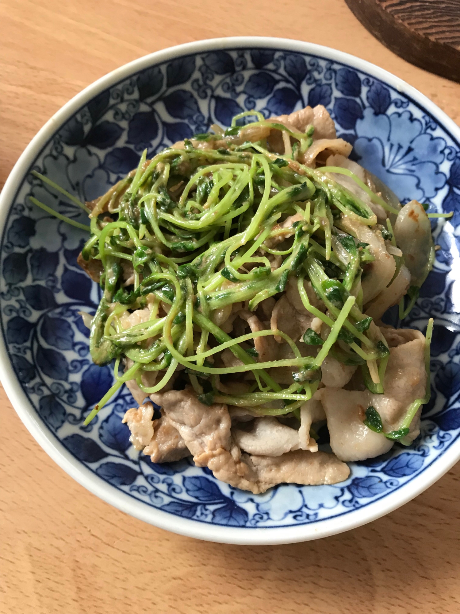 豆苗と豚肉のごま炒め