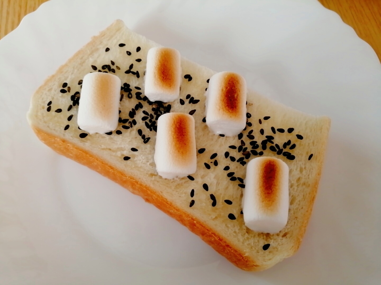 蜂蜜と黒ごまとマシュマロのトースト