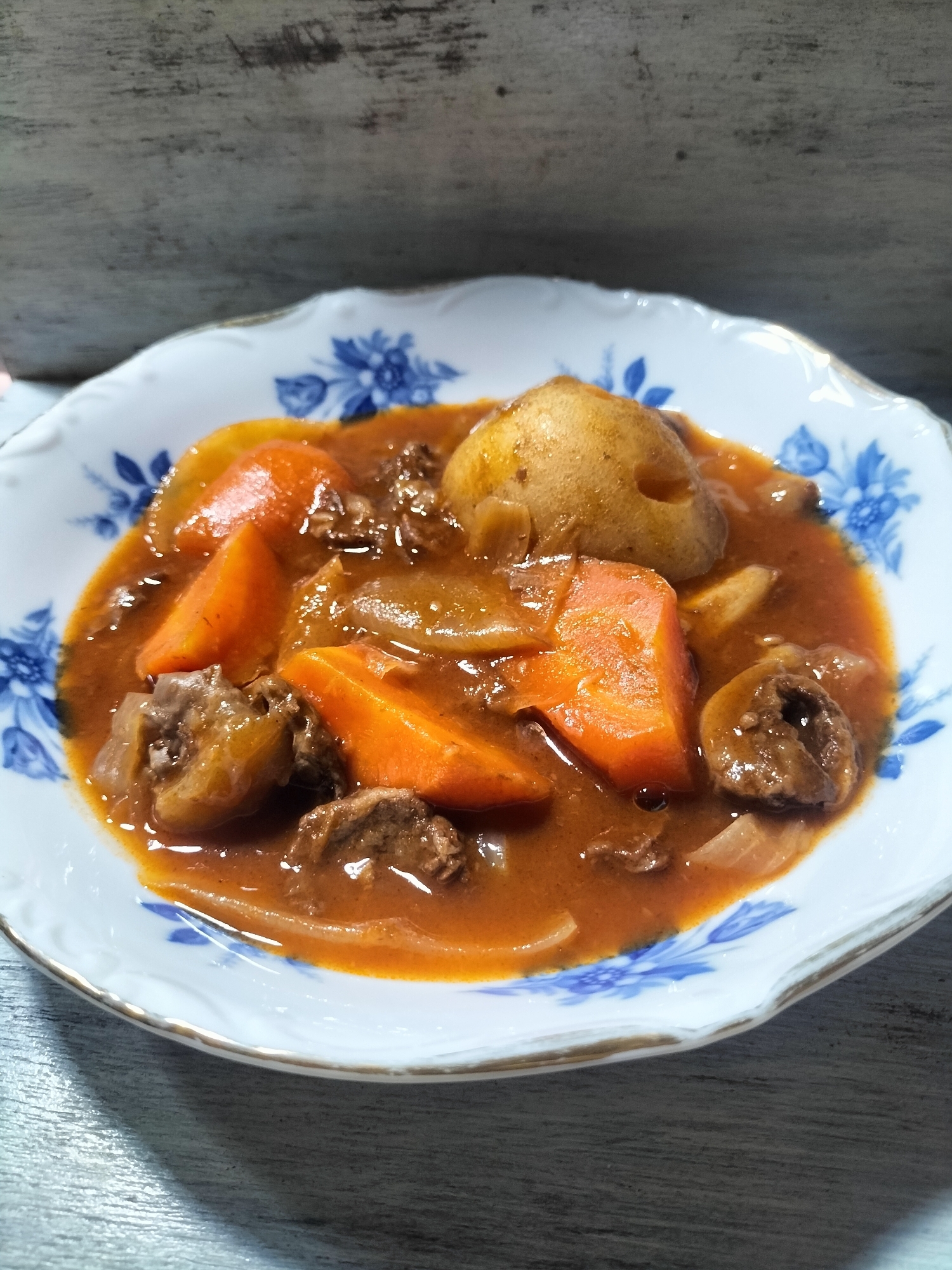 素朴な美味しさ♡赤ワインとトマト缶で牛すじ煮込み