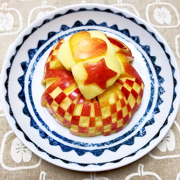 お弁当に重宝 りんごの飾り切り 変色しない方法 レシピ 作り方 By ひつじ家の料理担当 楽天レシピ