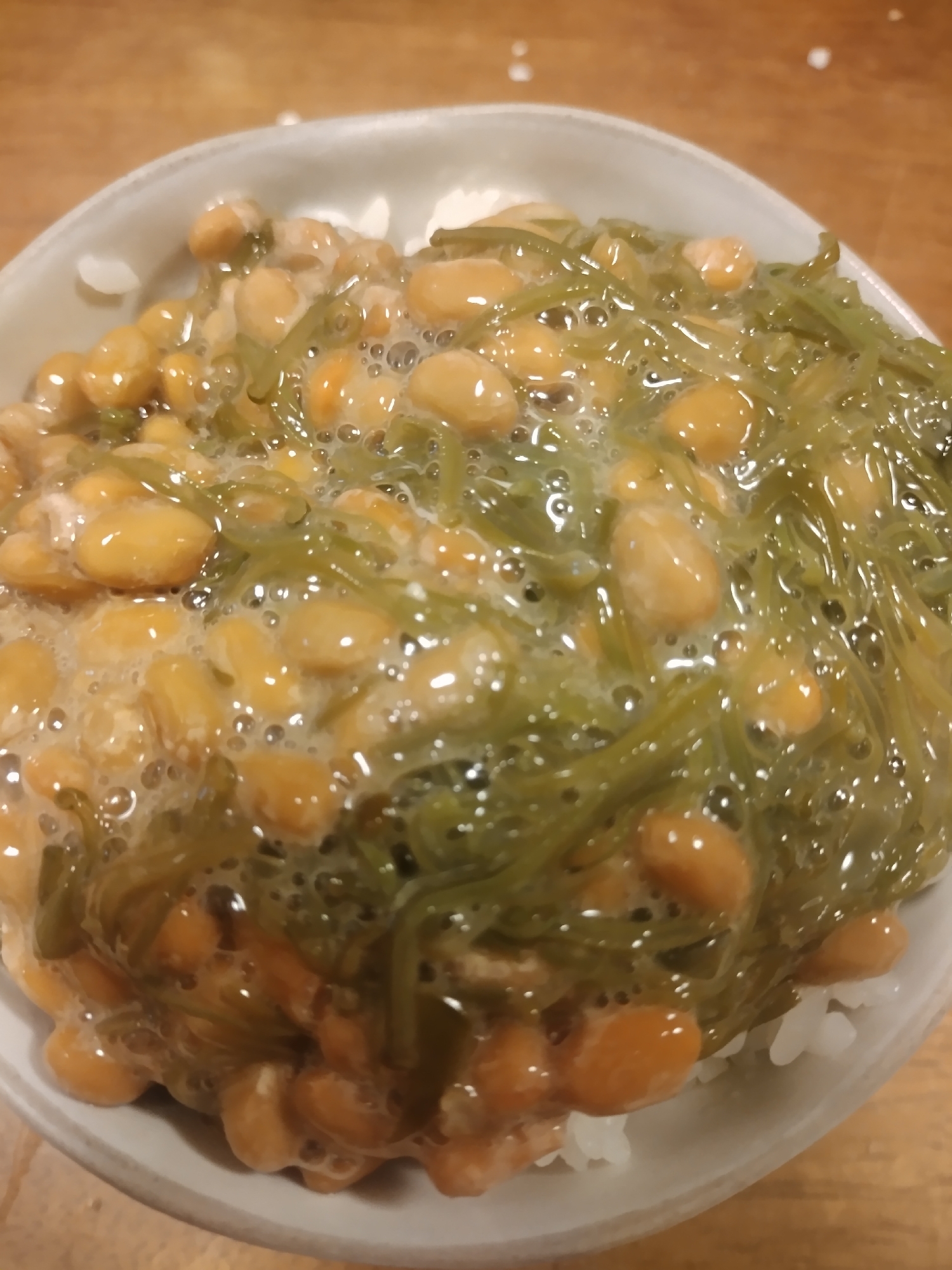 わさび味のめかぶと納豆かけご飯