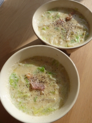 白菜とベーコンの豆乳オリーブ味噌スープ