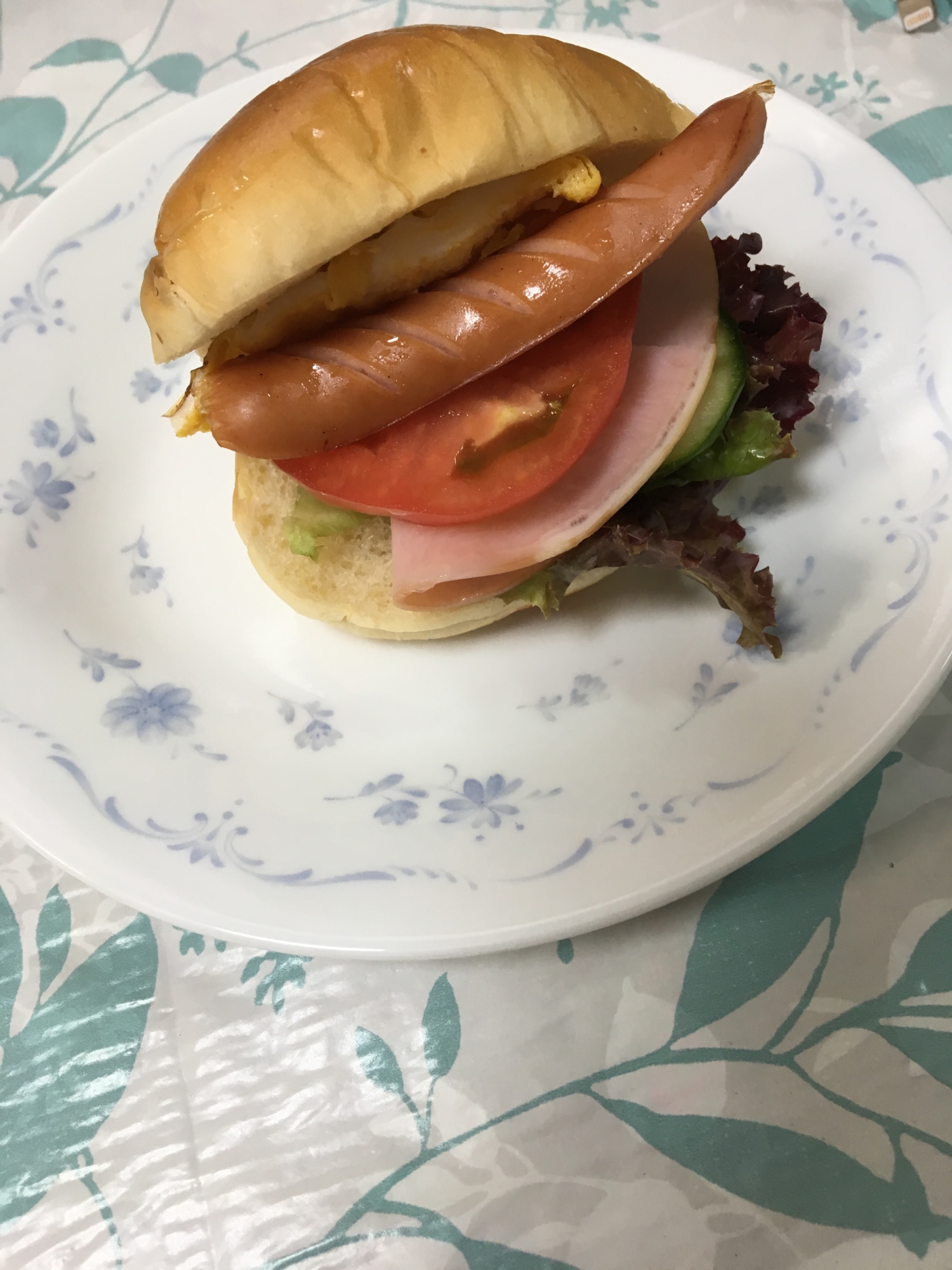 ロールパンで☆ウインナーとトマトと玉子パンバーガー