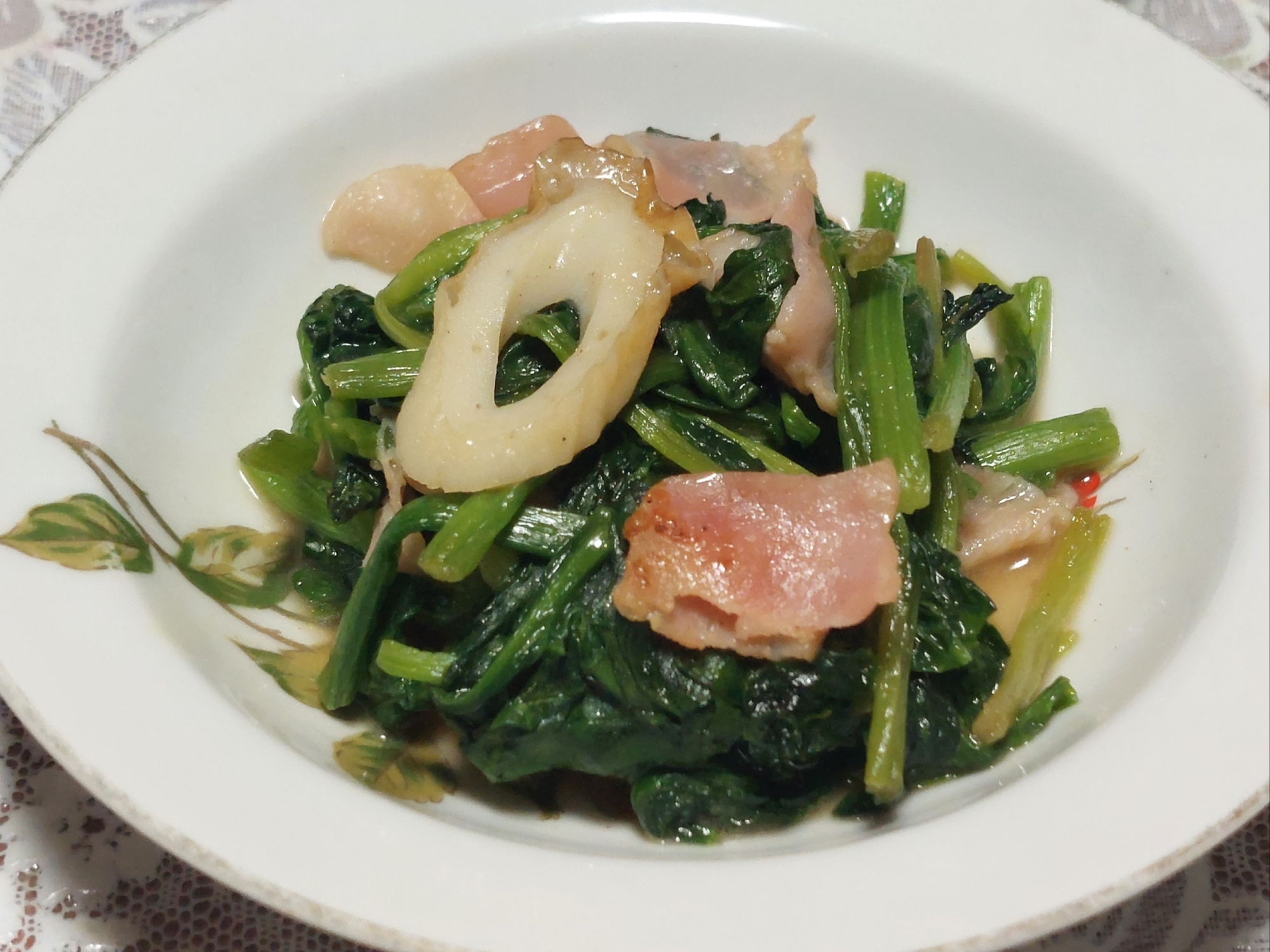 ちくわとベーコンとほうれん草の炒め物