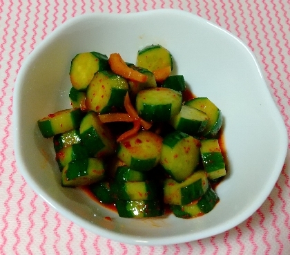 キムチの素を使いたくてレシピを検索しました!!
きゅうりと生姜は相性バッチリですが、キムチの素を入れるとピリ辛になって、美味しかったです!!(o^～^o)