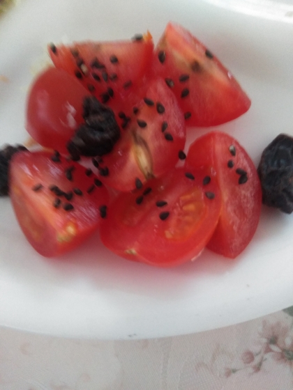 レーズン入りトマト胡麻サラダ