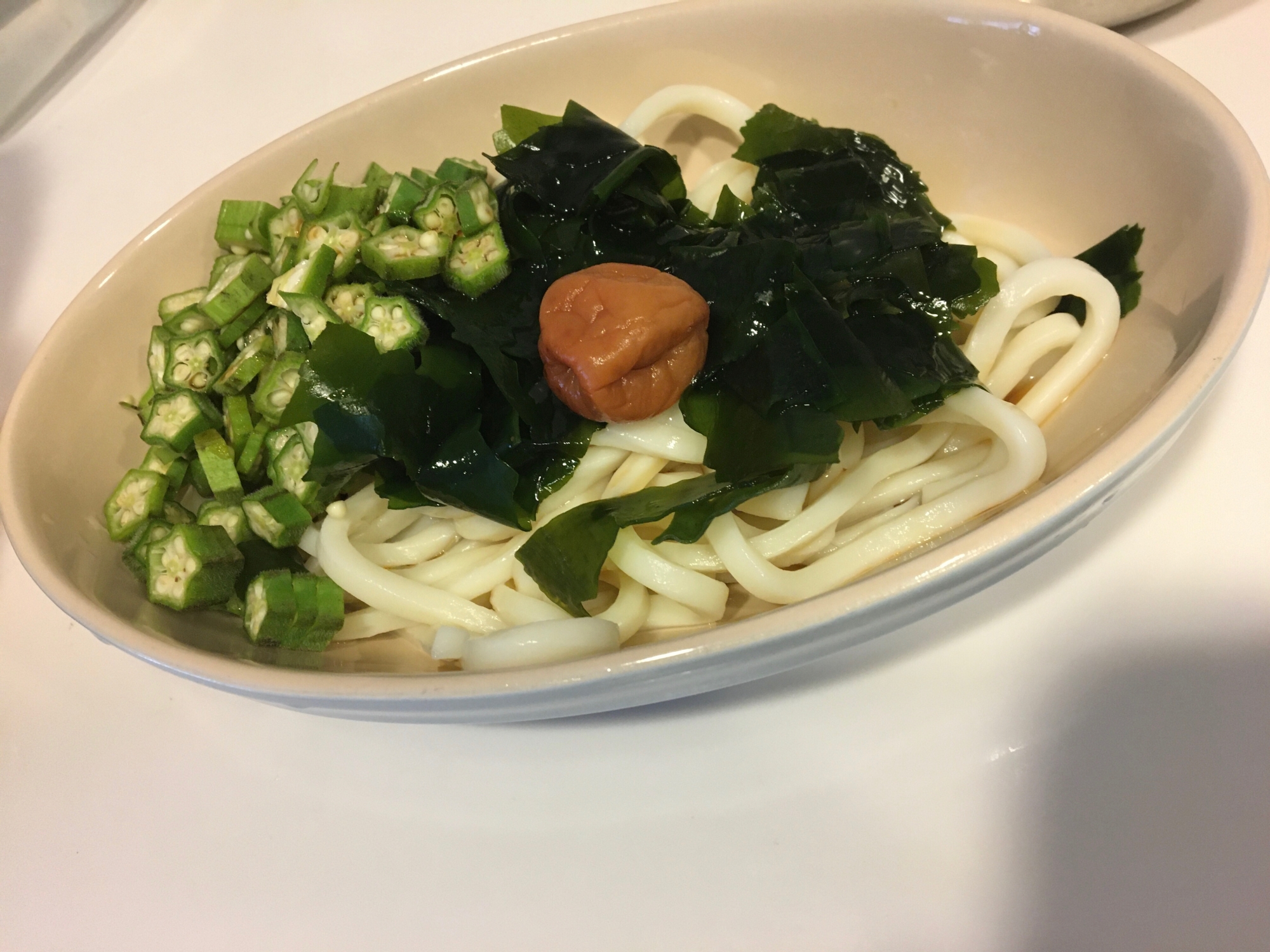 梅とオクラとワカメのサッパリ冷やしうどん！