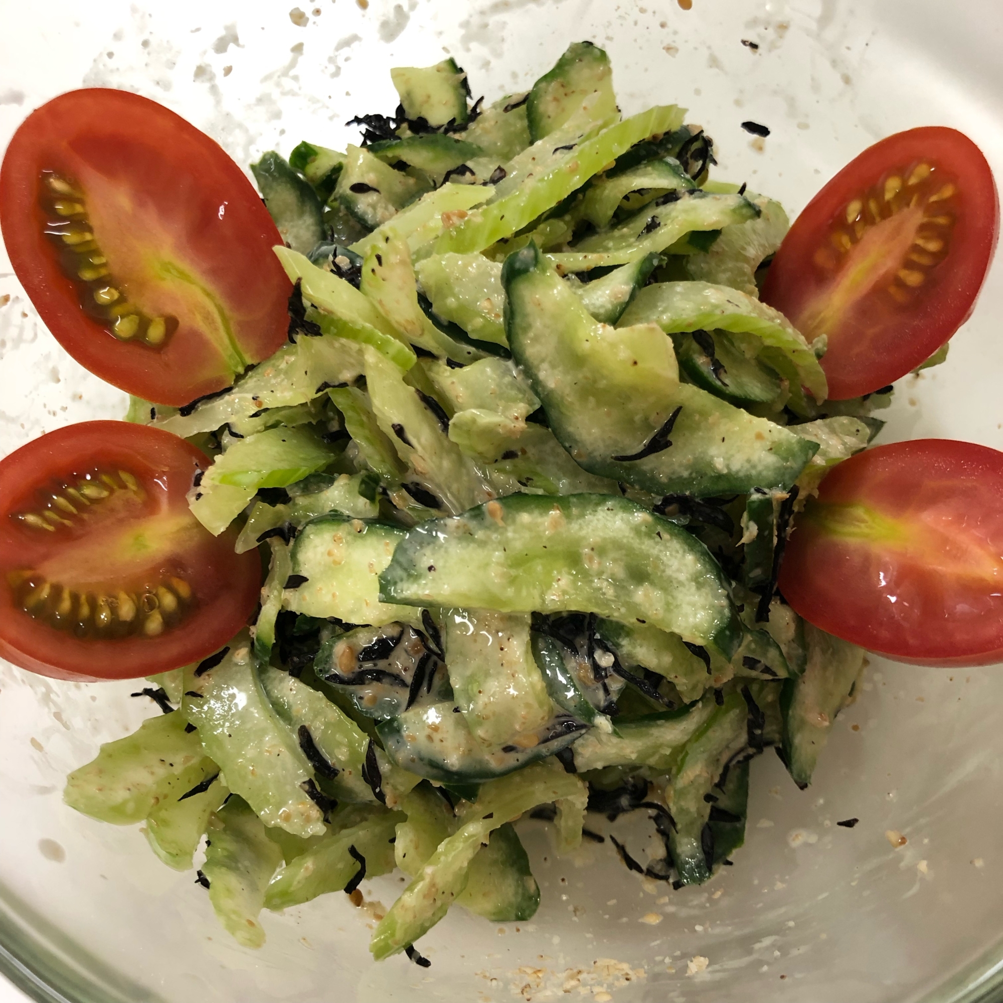 セロリと胡瓜の胡麻たっぷりサラダ♪