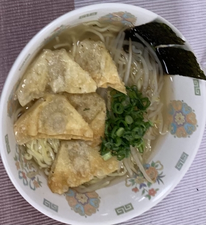 お昼ご飯に揚げワンタン麺作りました。
ご飯とセットで満腹です。